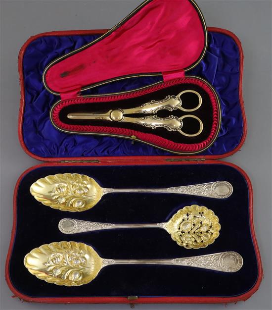 A cased late Victorian three piece parcel gilt silver dessert serving set by William Hutton & Sons, 9oz.